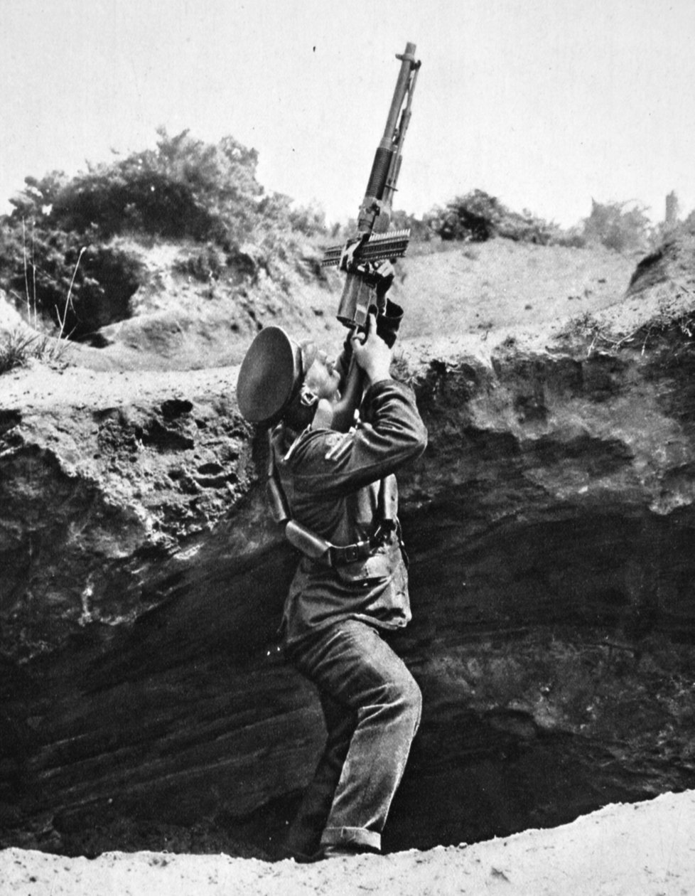 Att använda ett Hotchkiss automatiskt gevär från ett granathål: en oväntad attack, från The Illustrated War News, 2 augusti 1916 av English Photographer