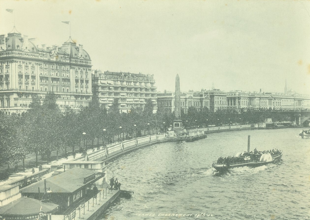 Victoria Embankment, Westminster LB: tittar norrut från Hungerford Bridge, 1895 av English Photographer