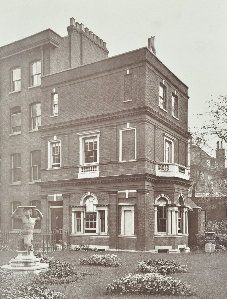 Utsikt över Clements Inn Garden House, 1885 av English Photographer