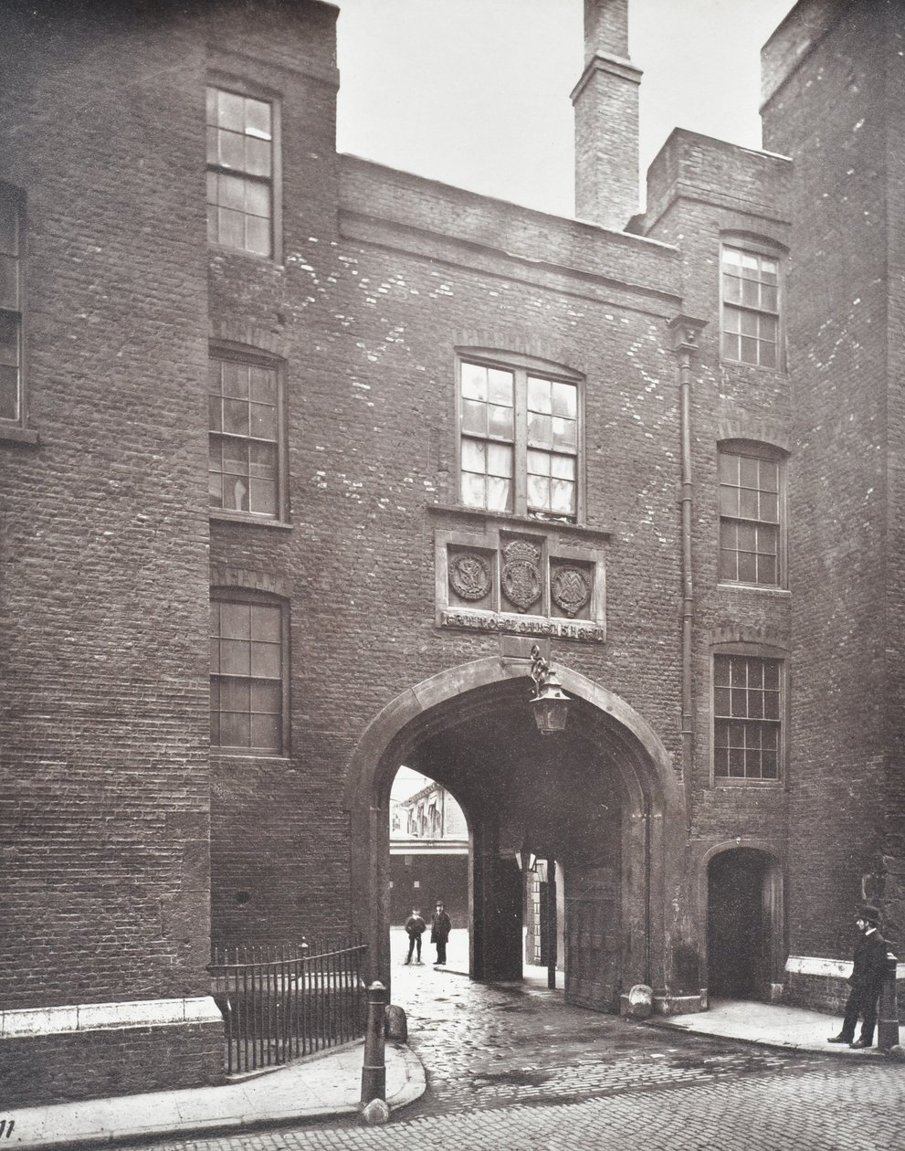 Utsikt över Lincolns Inn Gateway, London, 1876 av English Photographer