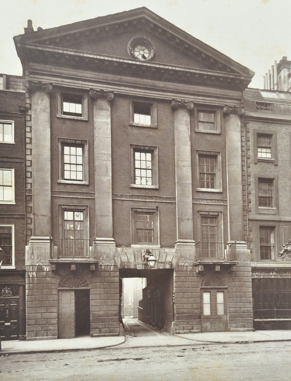 Utsikt över Middle Temple Gate House, London, 1885 av English Photographer