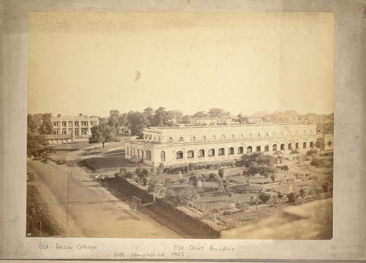 Utsikt över Old Dhaka College och Old Court Building, ca 1875 (s/v foto) av English Photographer