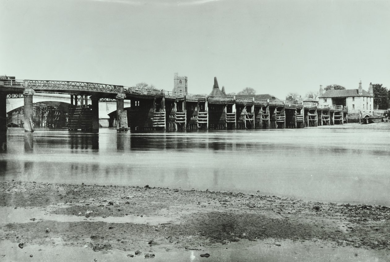 Utsikt över gamla och nya Putney-broar med osthus och Allhelgonakyrkan i bakgrunden, 1885 av English Photographer
