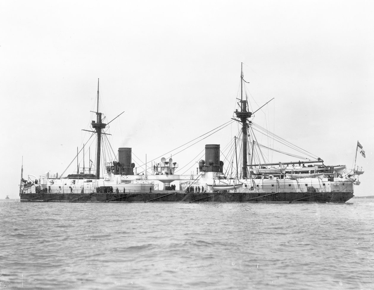 Vy över det järnklädda slagskeppet HMS Inflexible (sjösatt 1876) avbildad efter konvertering till militärrigg 1885 (s/v foto) av English Photographer