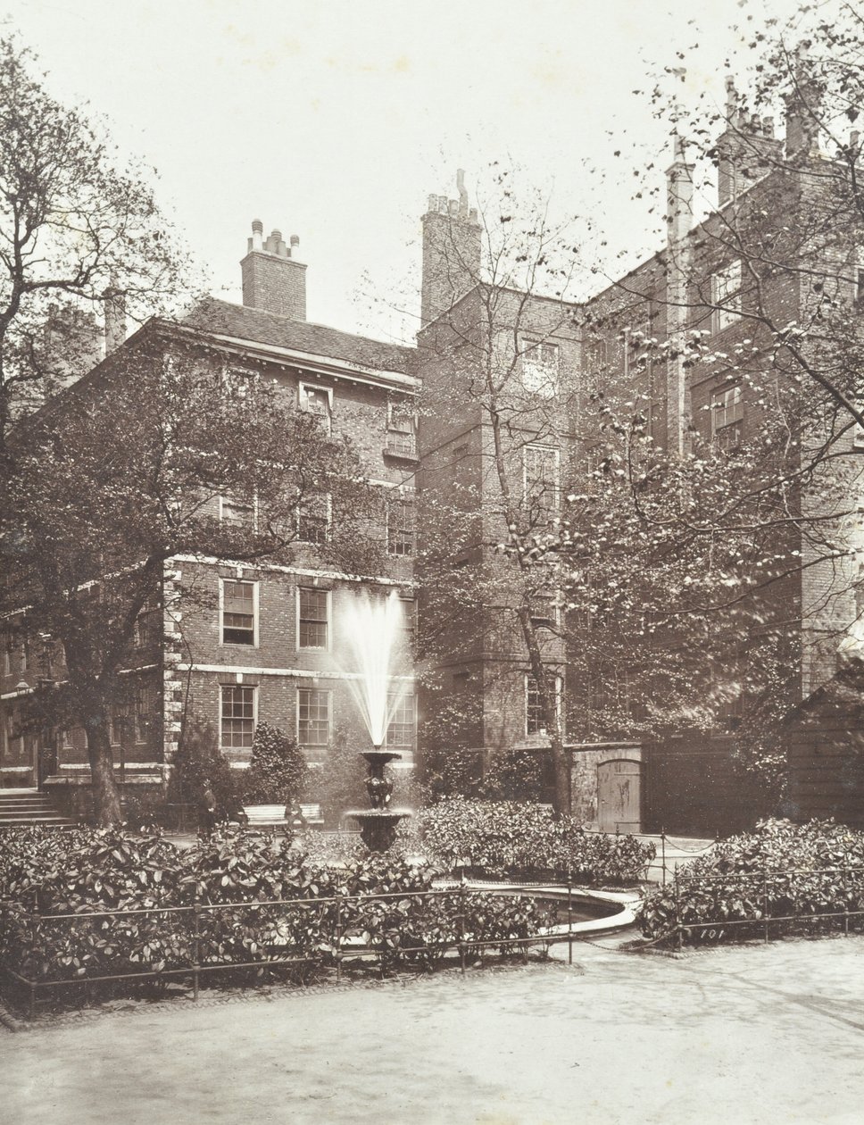 Utsikt över vattenfontänen vid Middle Temple Fountain Court, London, 1884 av English Photographer
