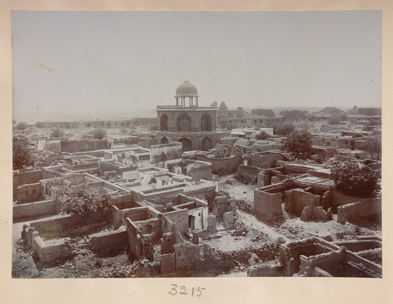 By inne i Purana Qila, vy runt Sher Mandal, ca 1908-1911 (svartvitt foto) av English Photographer