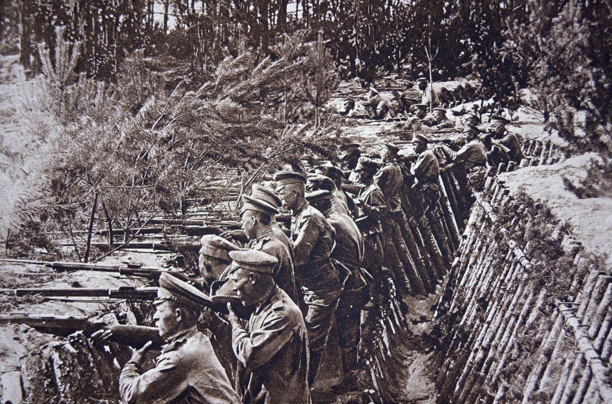Ryska trupper från första världskriget i en skyttegrav vid Dvinaflodens front, september 1917 (s/v foto) av English Photographer