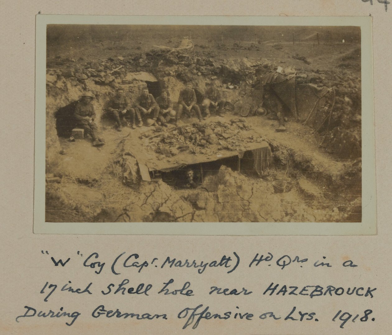 "W" Coy (Capt. Marryatt) Hd Qrs i ett 17-tums skalhål nära HAZEBROUCK under tysk offensiv på LYS, 1918 av English Photographer