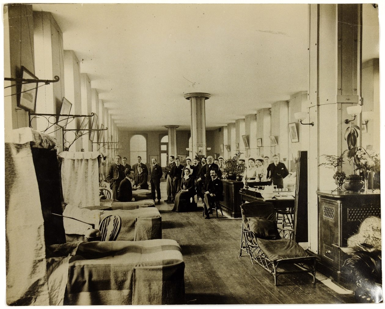 Avdelning vid St. Thomas Hospital, London, ca 1890 av English Photographer