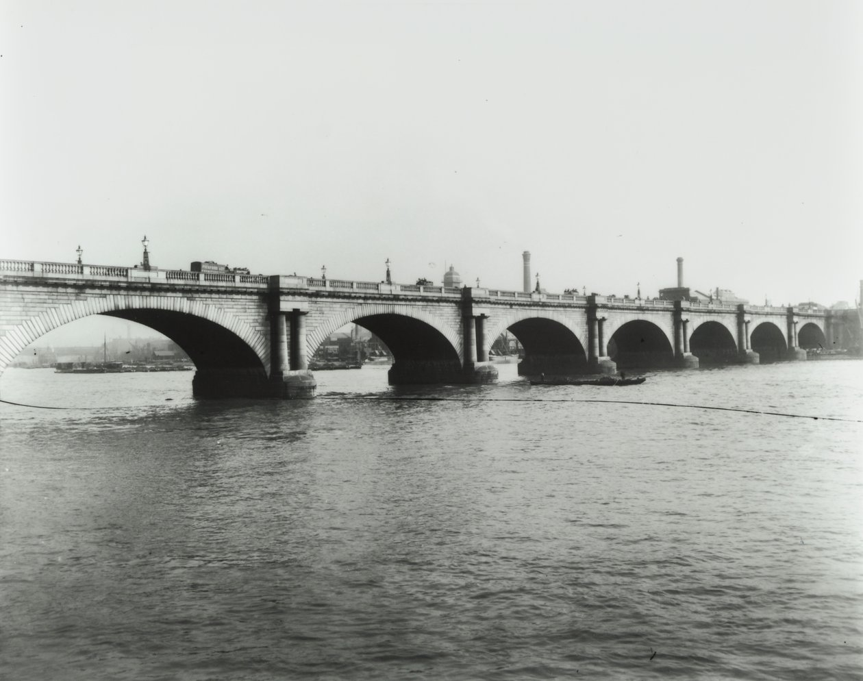 Waterloo Bridge: utsikt från norra stranden, 1895 av English Photographer