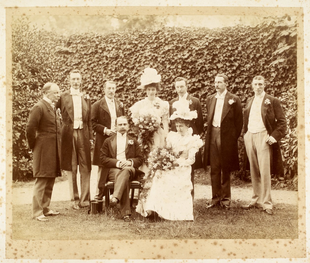 Bröllopsporträtt av Francis Edward Younghusband och Helen Augusta Magniac, Datchet av English Photographer