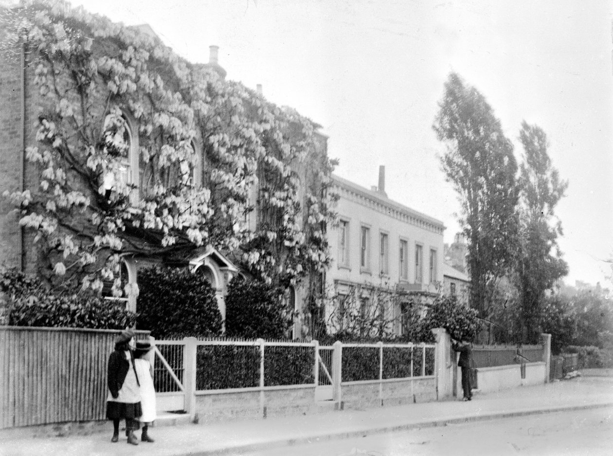 Westwood Cottage Enfield, ca 1890 (s/v foto) av English Photographer