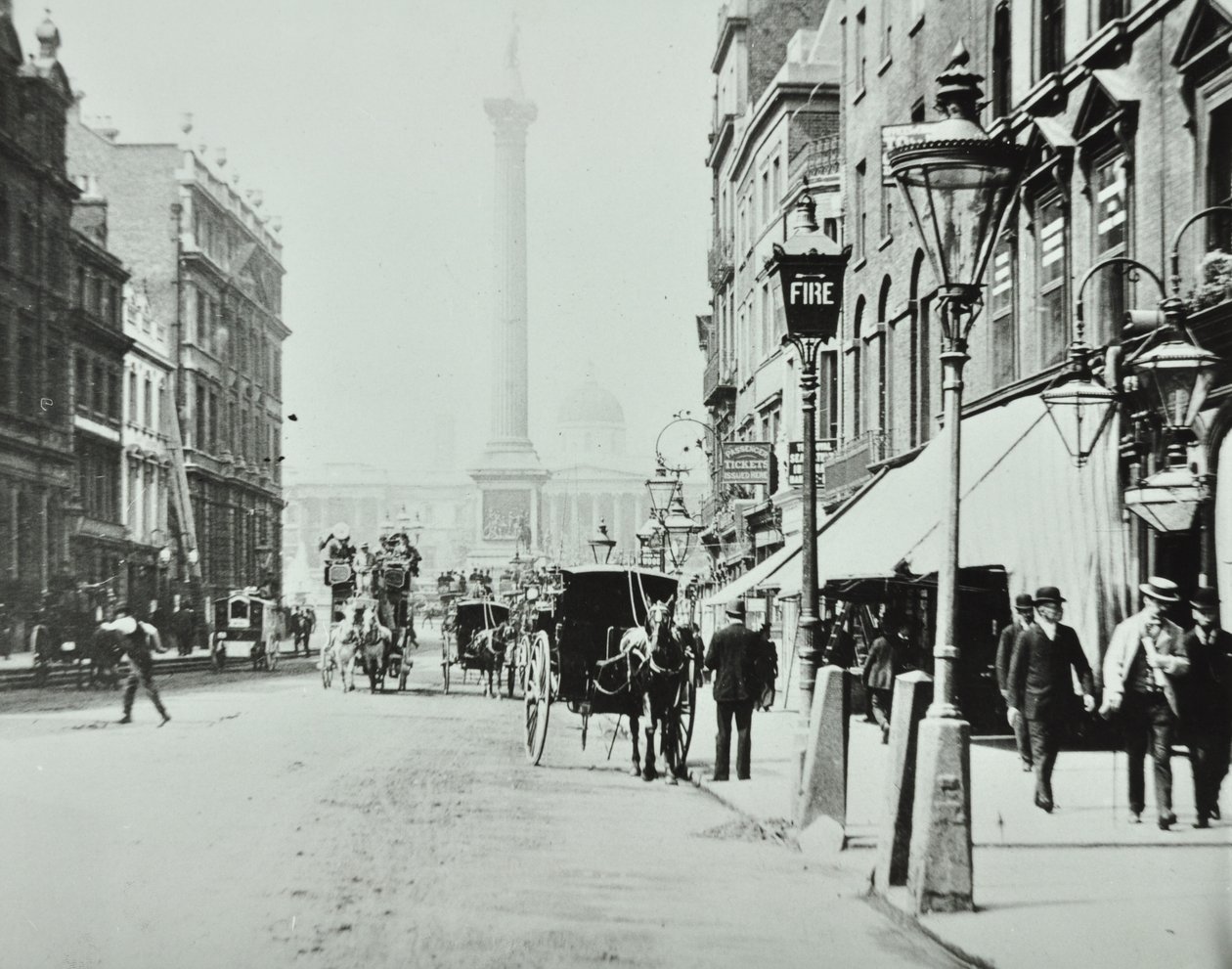 Whitehall, Westminster LB: Whitehall ser till Trafalgar Square, 1895 av English Photographer