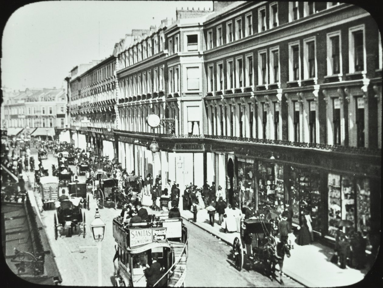 Whiteleys, Westbourne Grove, Westminster LB: tittar västerut, 1895 av English Photographer