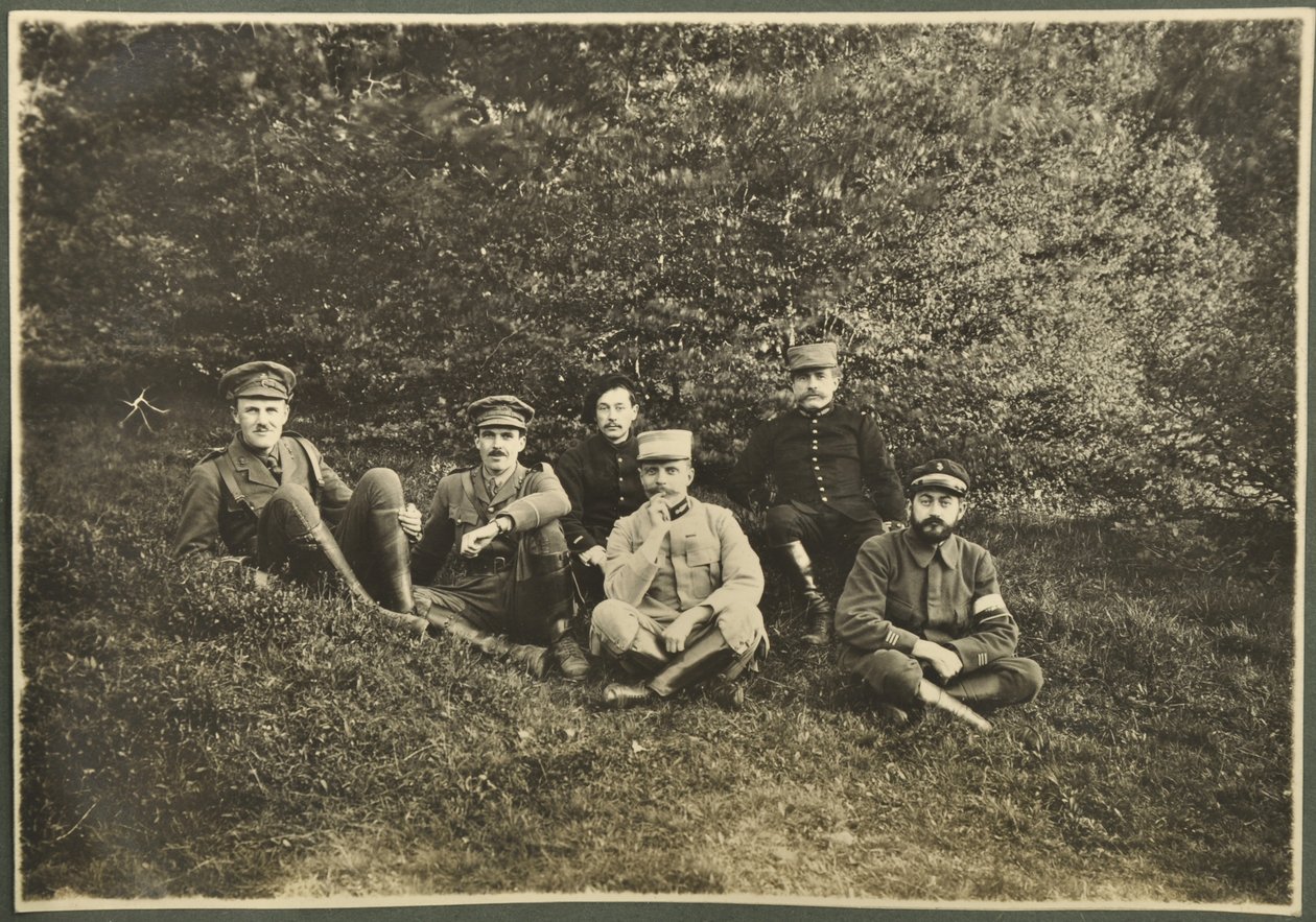 William Lawrence Bragg och Harold Roper Robinson med andra, Vosges, 1915 av English Photographer