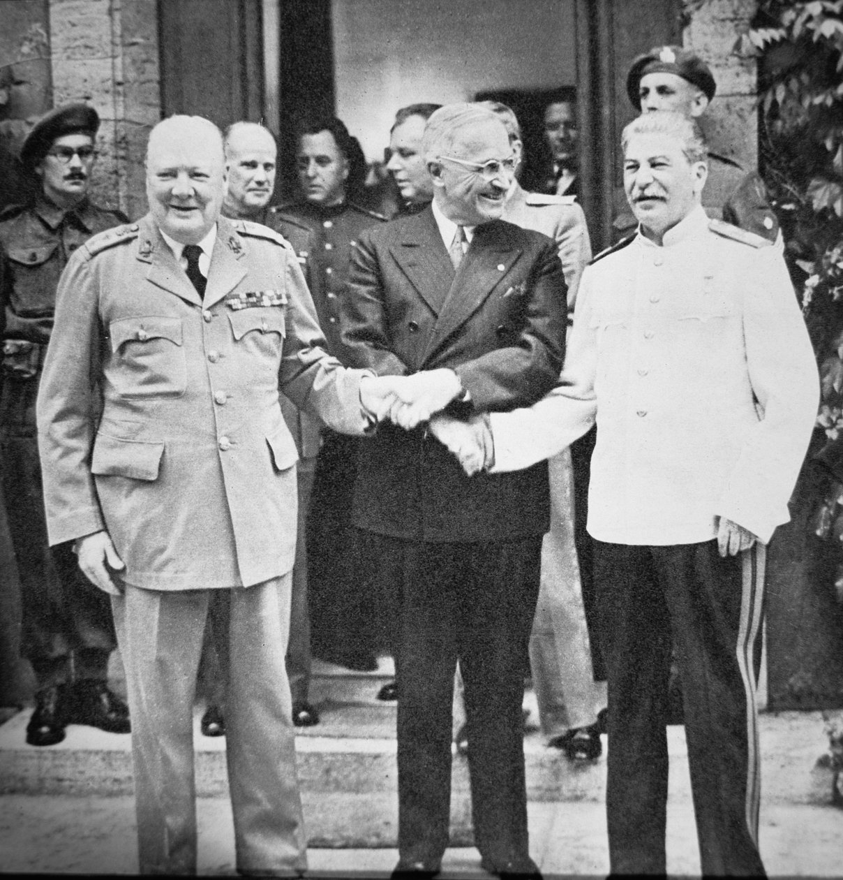Winston Churchill (1874-1965) President Truman (1884-1972) och Joseph Stalin (1879-1953) skakade hand vid Potsdamkonferensen i juli 1945 (s/v foto) av English Photographer
