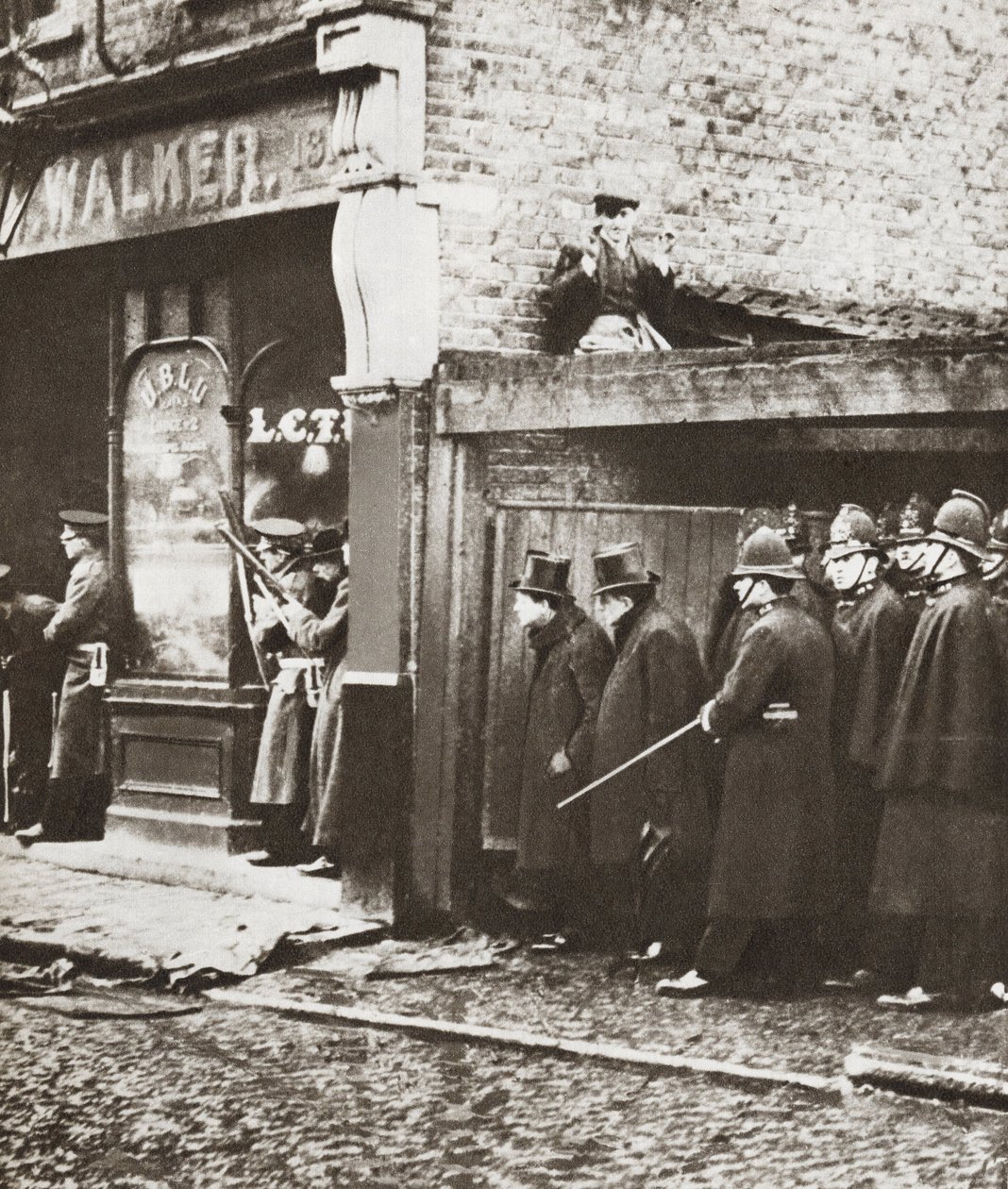 Winston Churchill under belägringen av Sydney Street, London 1911 (svartvitt foto) av English Photographer