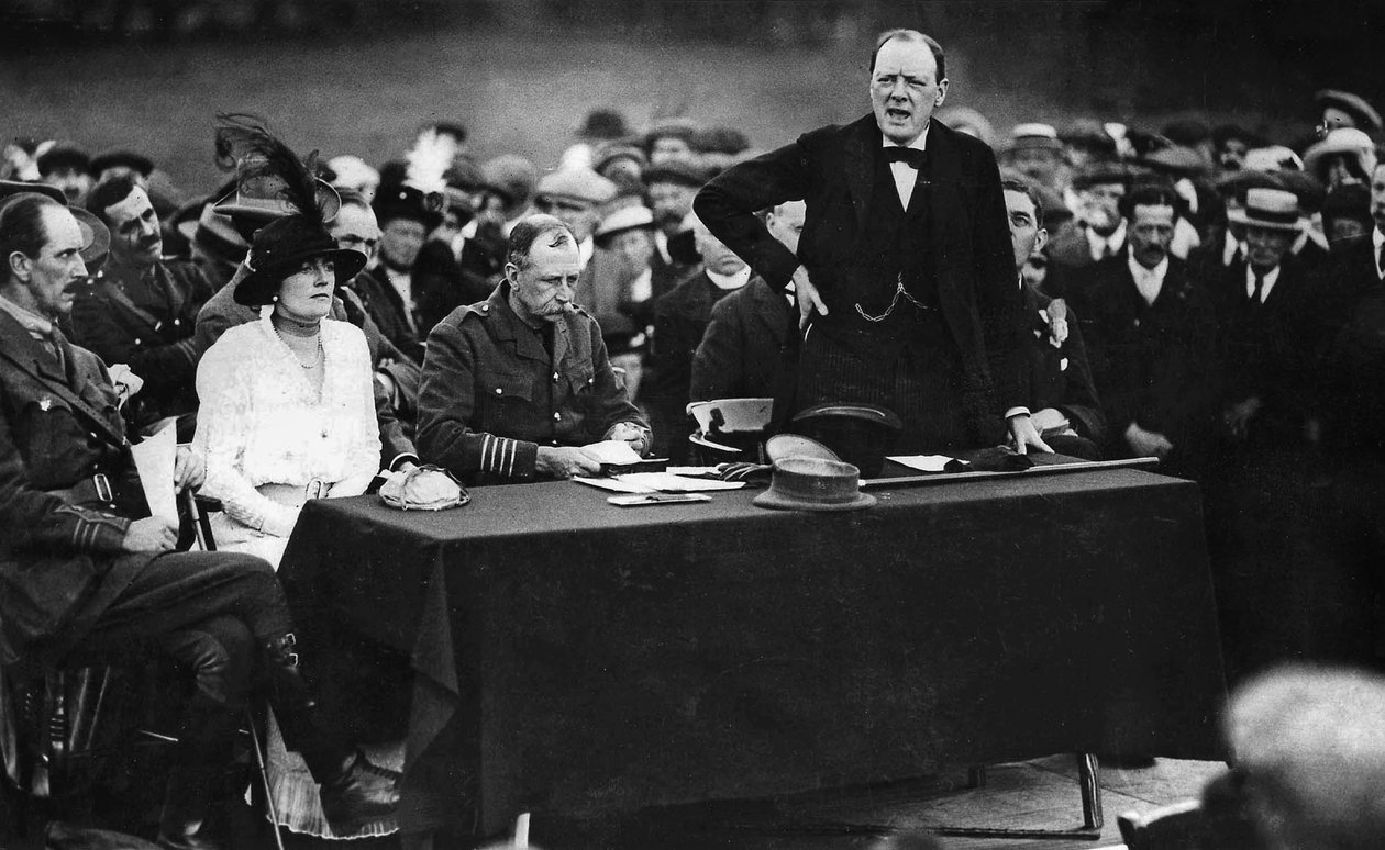 Winston Churchill under ett tal i Enfield, England av English Photographer