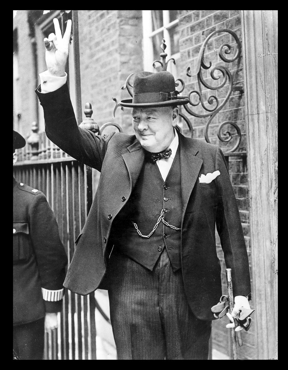Winston Churchill visar "V"-tecknet av English Photographer
