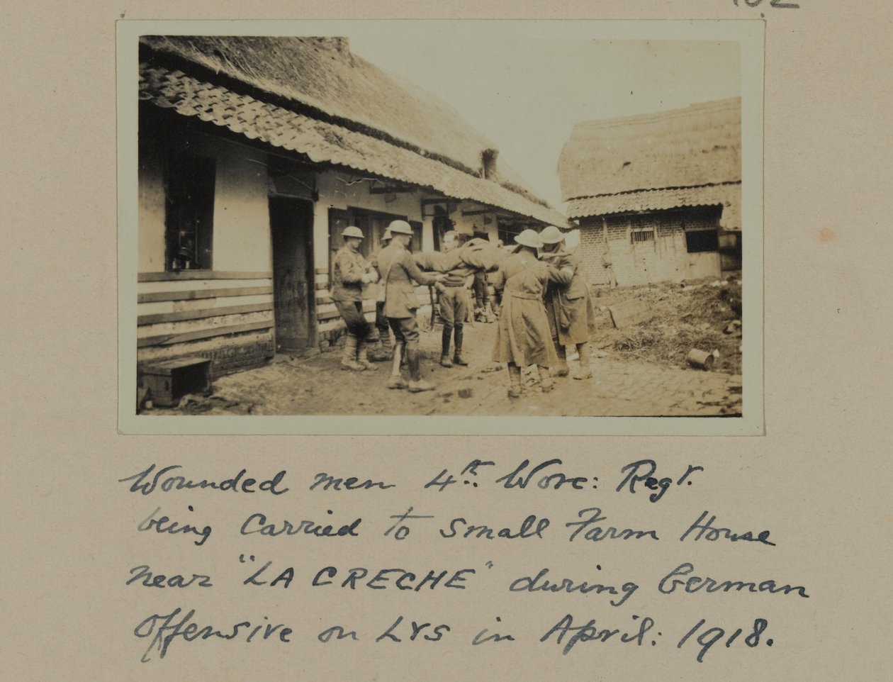 Sårade män, 4:a, Worc: Regt. fördes till ett litet bondgårdshus nära "LA CRECHE" under tysk offensiv på LYS, april 1918 av English Photographer