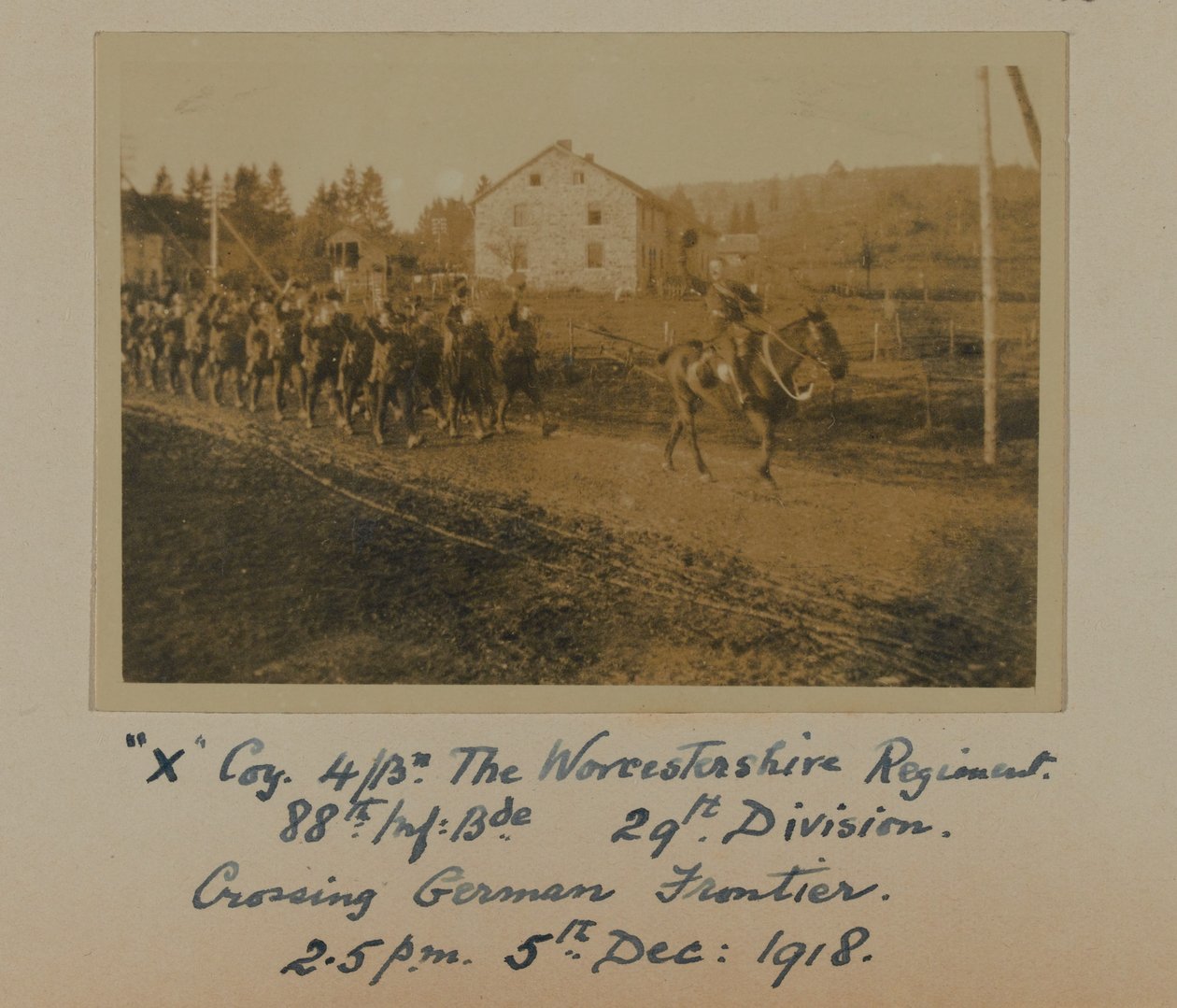 "X" Coy 4Bn. Worcestershire Regiment, 88:e. Inf: Bde. 29:e. Division, Crossing German Frontier 14.5 pm 5:e december: 1918 av English Photographer