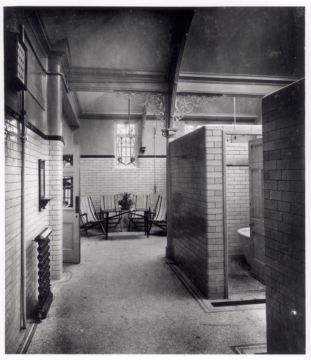 Privata bås och väntområde i Bramley Baths, Leeds av English Photographer English Photographer