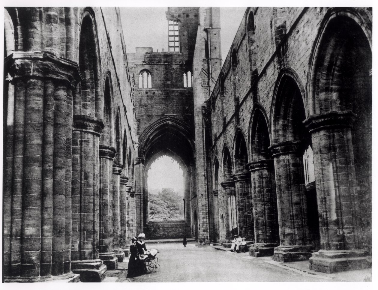 Besökare på Kirkstall Abbey av English Photographer English Photographer