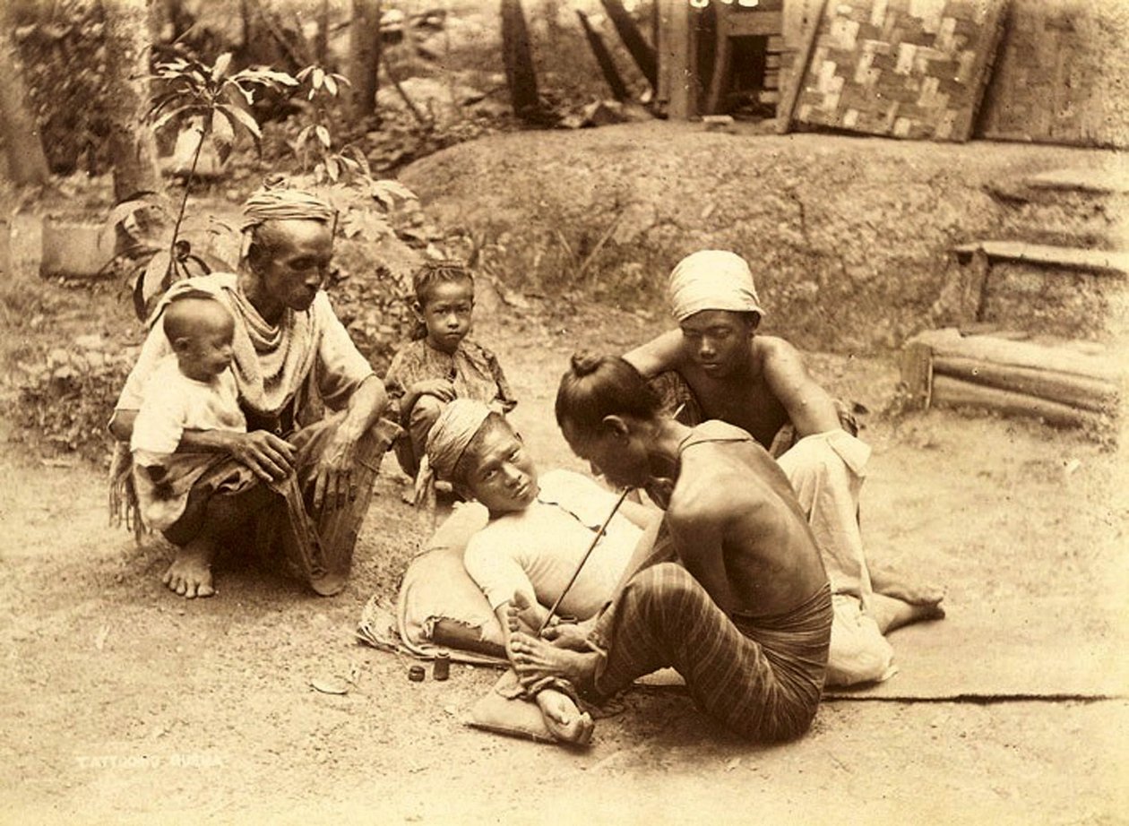 En Shan-man som tatueras, 1890 (sepiafoto) av English School