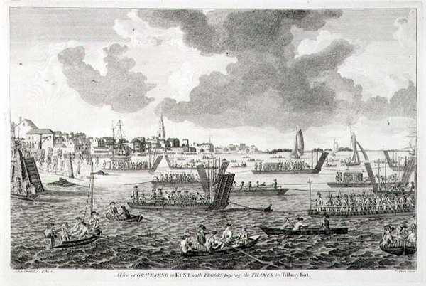 En utsikt över Gravesend i Kent, med trupper som passerar Themsen till Tilbury Fort (gravyr) av English School