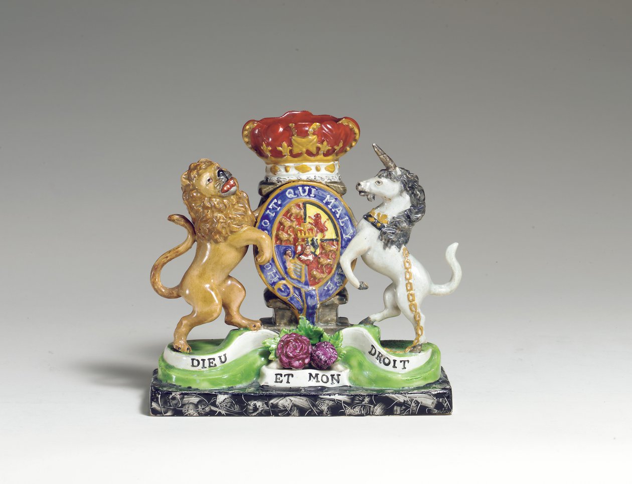 En Walton Armorial Spillvas som det brittiska kungliga vapenskölden, ca 1825 (pärlgods) av English School