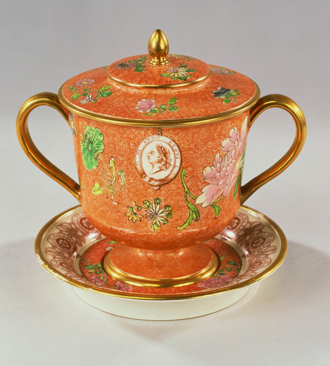 En Wedgwood Pearlware tvåskaftad kopp, lock och stativ målade med en porträttbyst av George III, till minne av hans gyllene jubileum 1810, 1810 av English School