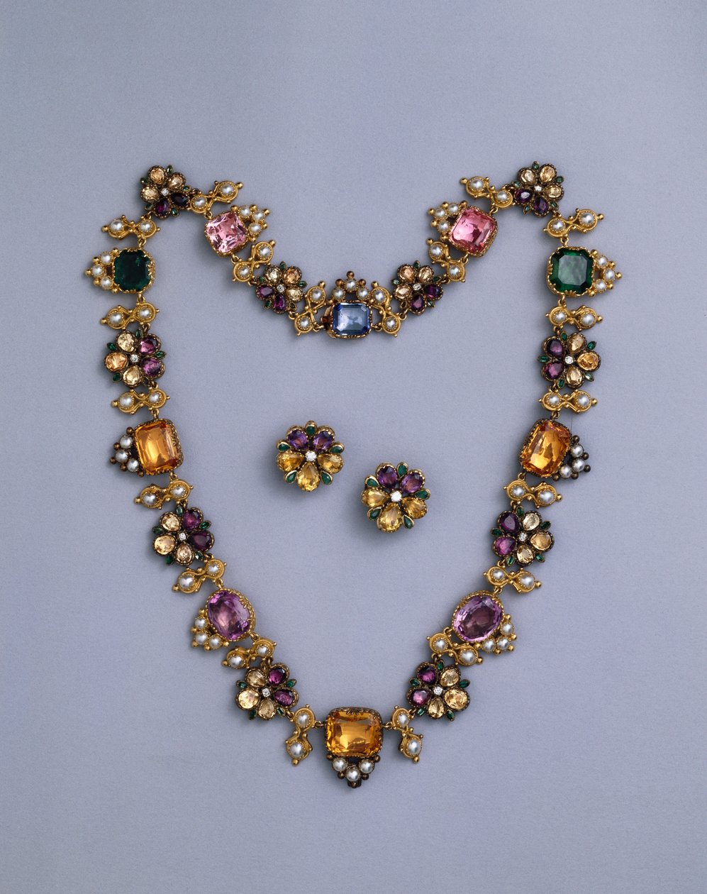 Ett fint Regency-halsband i guld och juveler satt med kuddskuren topas, ametister, rosa turmaliner, smaragder, safirer och periodots, med ett par blommiga örhängen, ca 1810 av English School