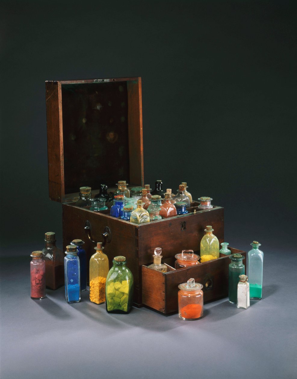 En mahognykonstnärs färglåda, som sägs ägs av John Adams från HMS Bounty, innehållande glasflaskor med färgat pigment (mahogny) av English School