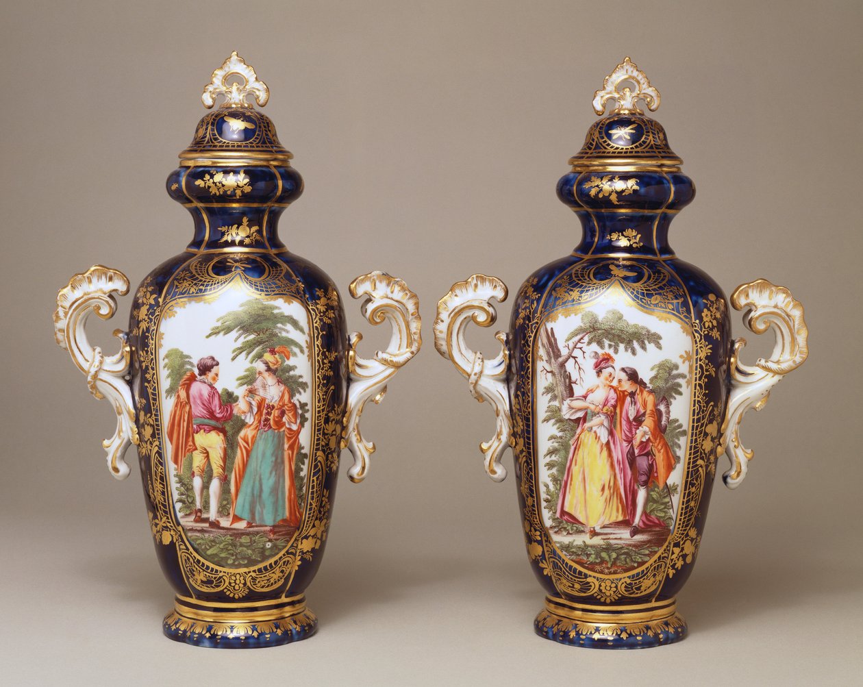 Ett par Chelsea blåslipade, avsmalnande äggformade vaser och omslag föreställande älskare bland träd, ca 1765 av English School