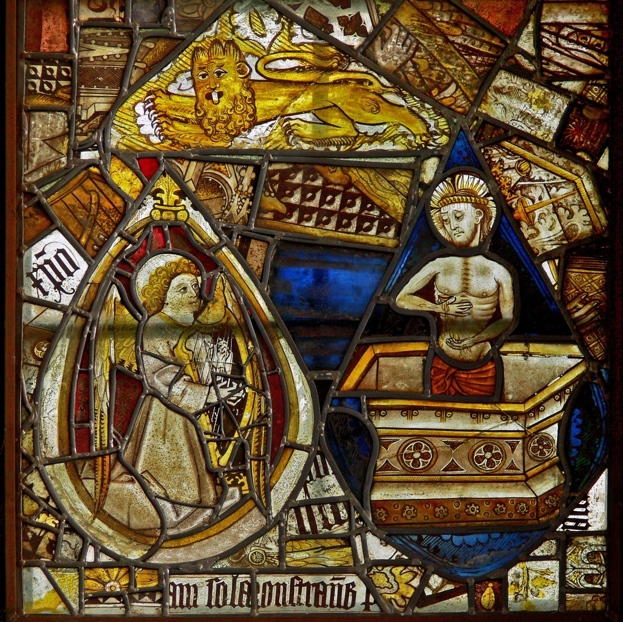 En panel i det östra fönstret föreställande medlidandets Kristus stigande från graven; också en musikerängel med en harpa och St Marks-lejon bland fragment av English School