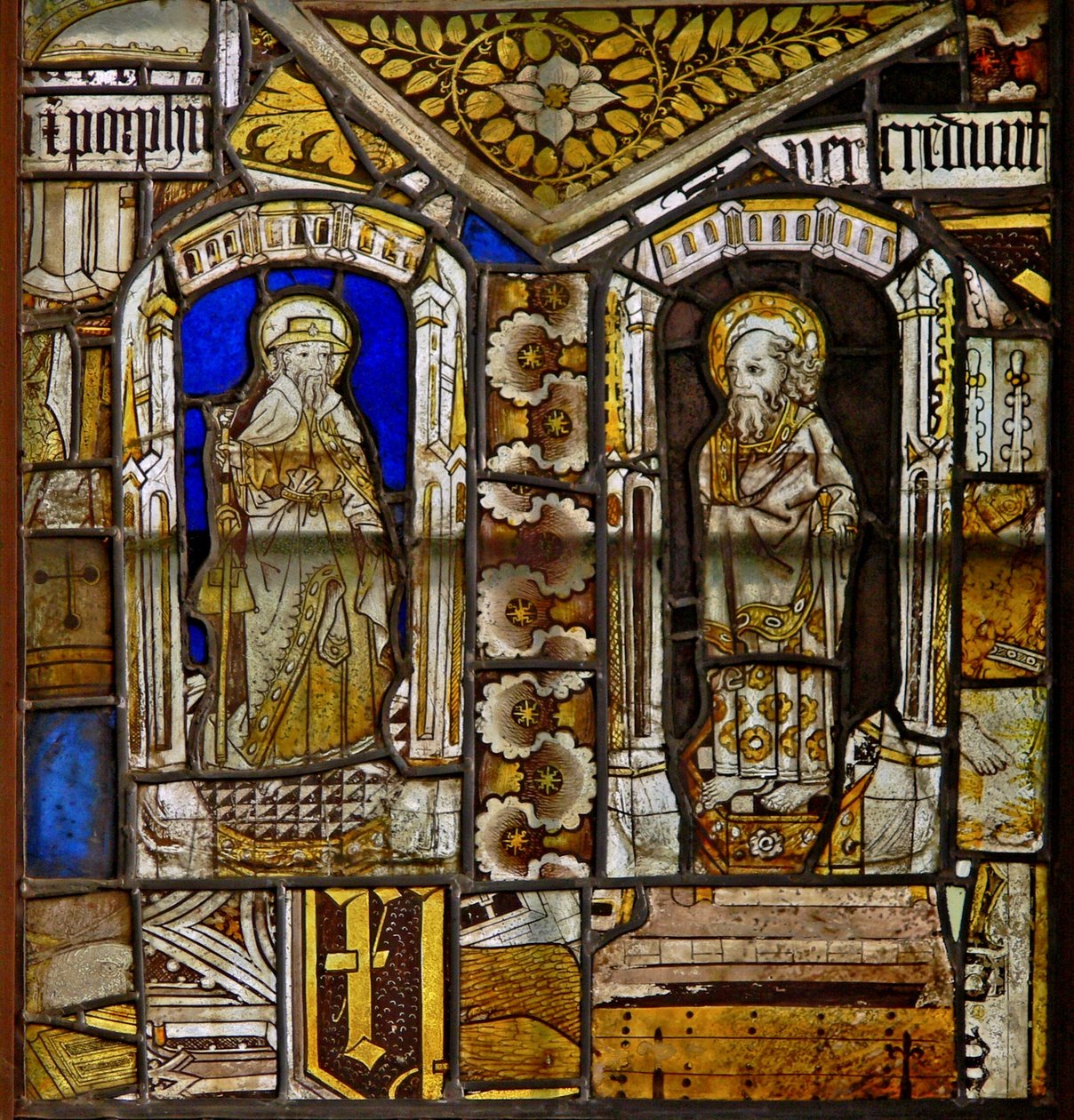 En panel i det östra fönstret som visar St James med St Paul med Gromwell-gräset ovanför av English School