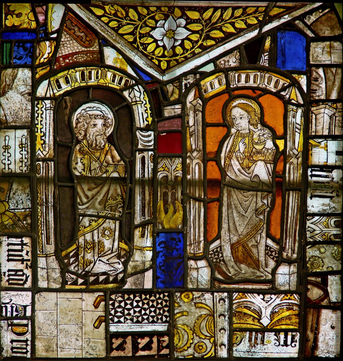 En panel i det östra fönstret föreställande St Peter och St John; ovanför dem finns Gromwell-gräset av English School