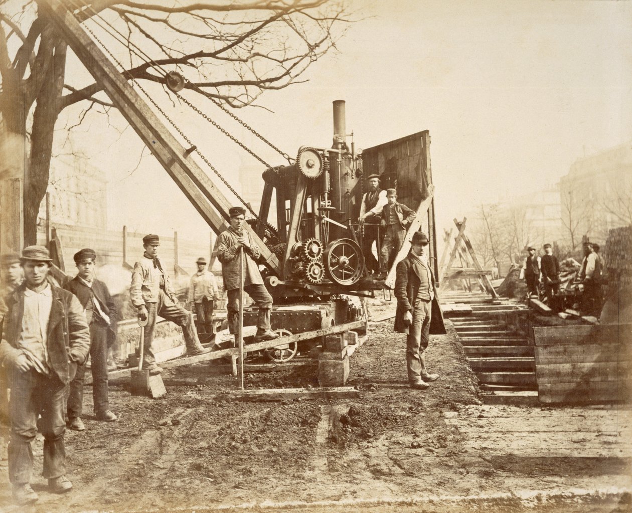 En ångkran i drift under byggandet av Circle Line i Paddington, London, ca 1890 (albumintryck på kort) av English School