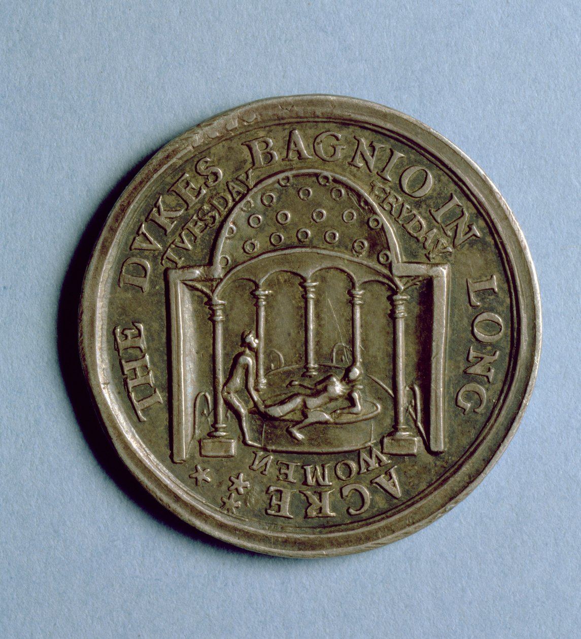 Inträdesbiljett till Dukes Bagnio i Long Acre, ca 1680 (metall) av English School