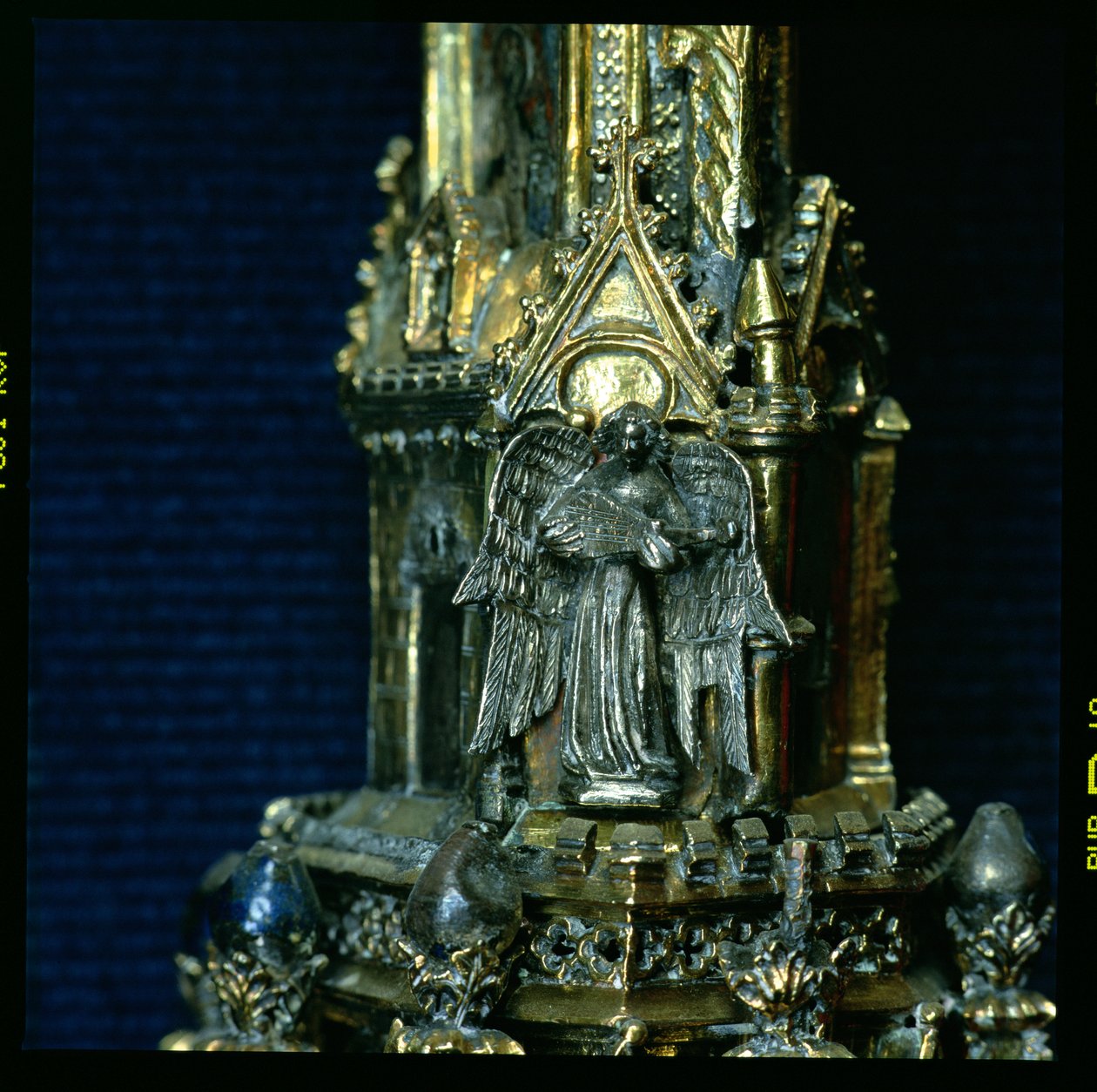 Ängel som spelar en gittern med ett plektrum, detalj från crozier av William of Wykeham (ca 1320-1404) (förgylld silver) (se 205100-32) av English School