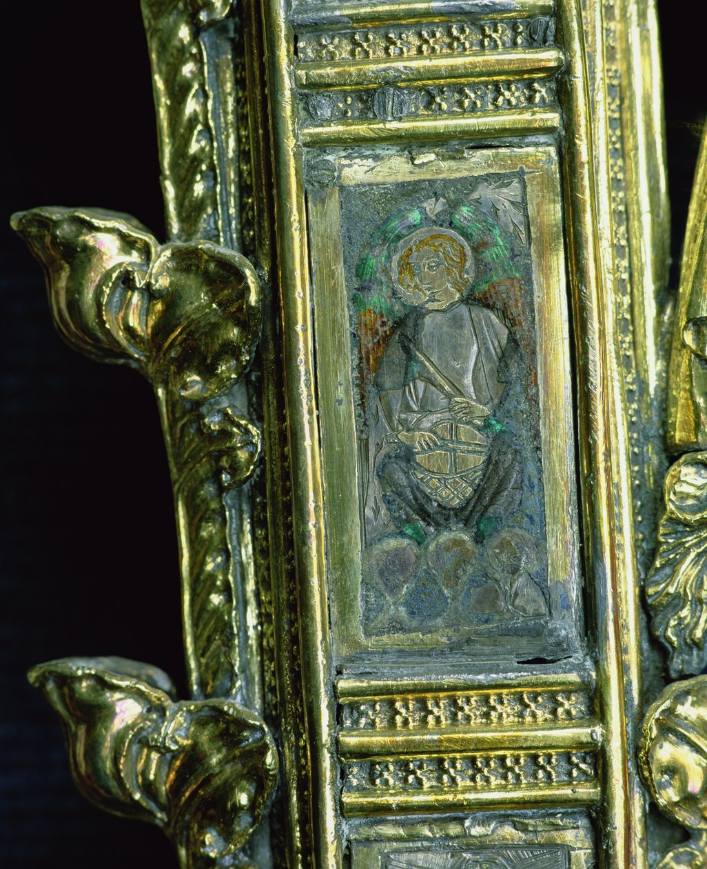 Ängel som spelar en vattenkokare, detalj från crozier av William of Wykeham (ca 1320-1404) (förgylld silver & champleve-emalj) (se 205100-32) av English School