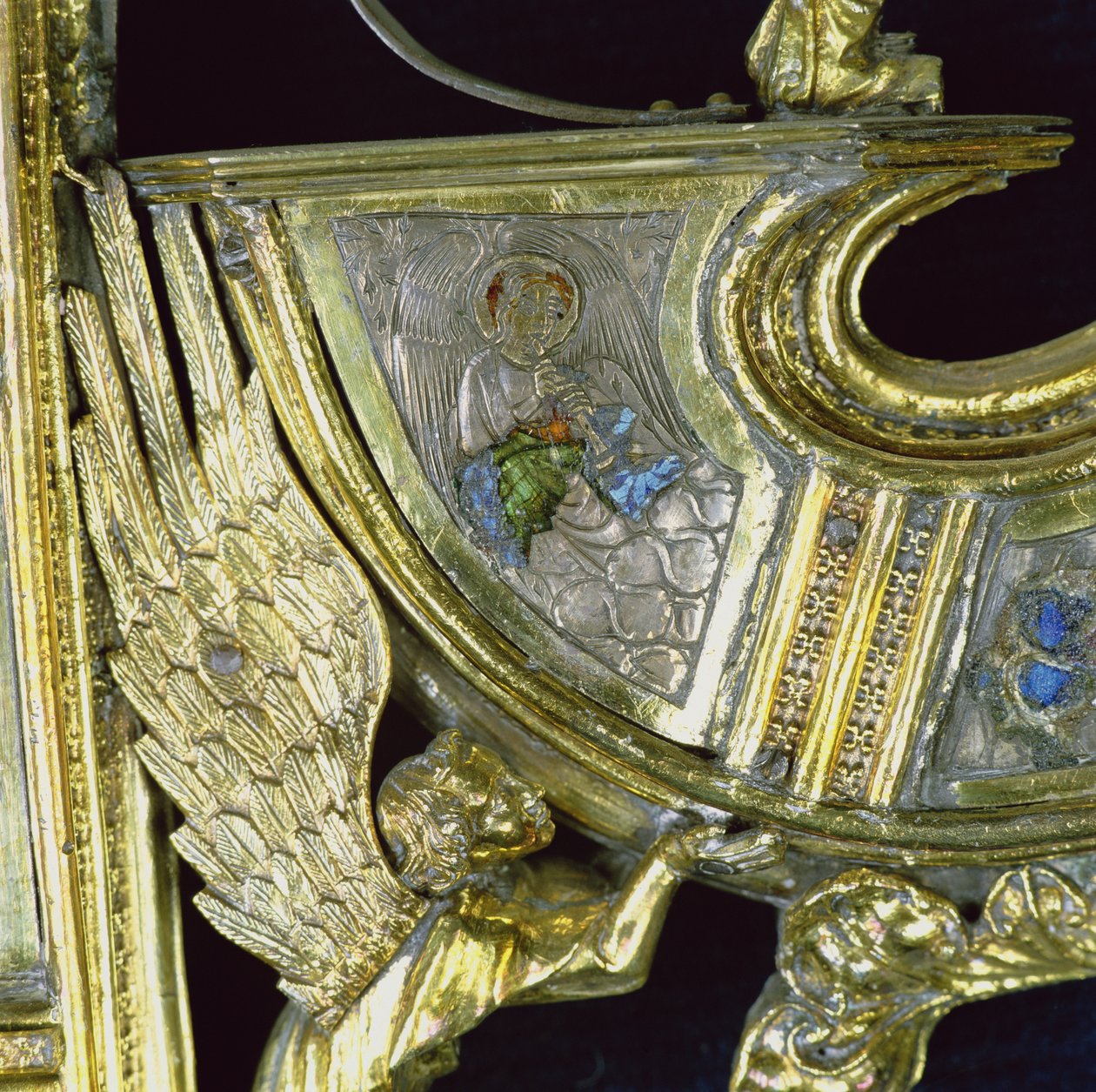 Ängel som spelar en liten shawm, detalj från crozier William of Wykeham (ca 1320-1404) (förgylld silver & champleve-emalj) av English School