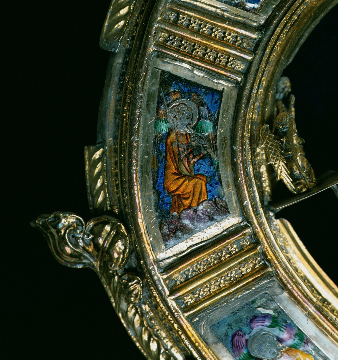 Ängel som spelar ett blåsinstrument, detalj från William of Wykehams crozier (ca 1320-1404) (förgylld silver & champleve-emalj) (se 205100-32) av English School