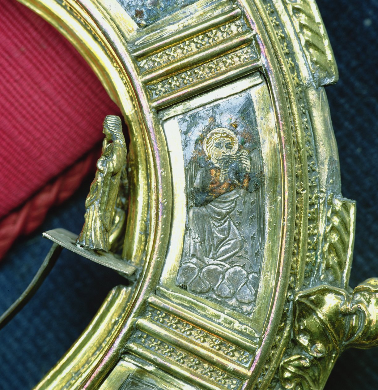Ängel spelar trumf, detalj från crozier av William of Wykeham (ca 1320-1404) (förgylld silver & champleve emalj) (se 205100-32) av English School