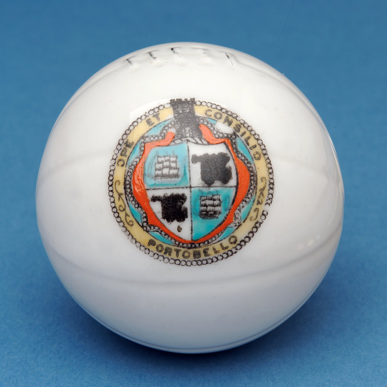 Armorial souvenir miniatyrfotboll med dekorativ överföring av Portobello-skölden (keramik) av English School