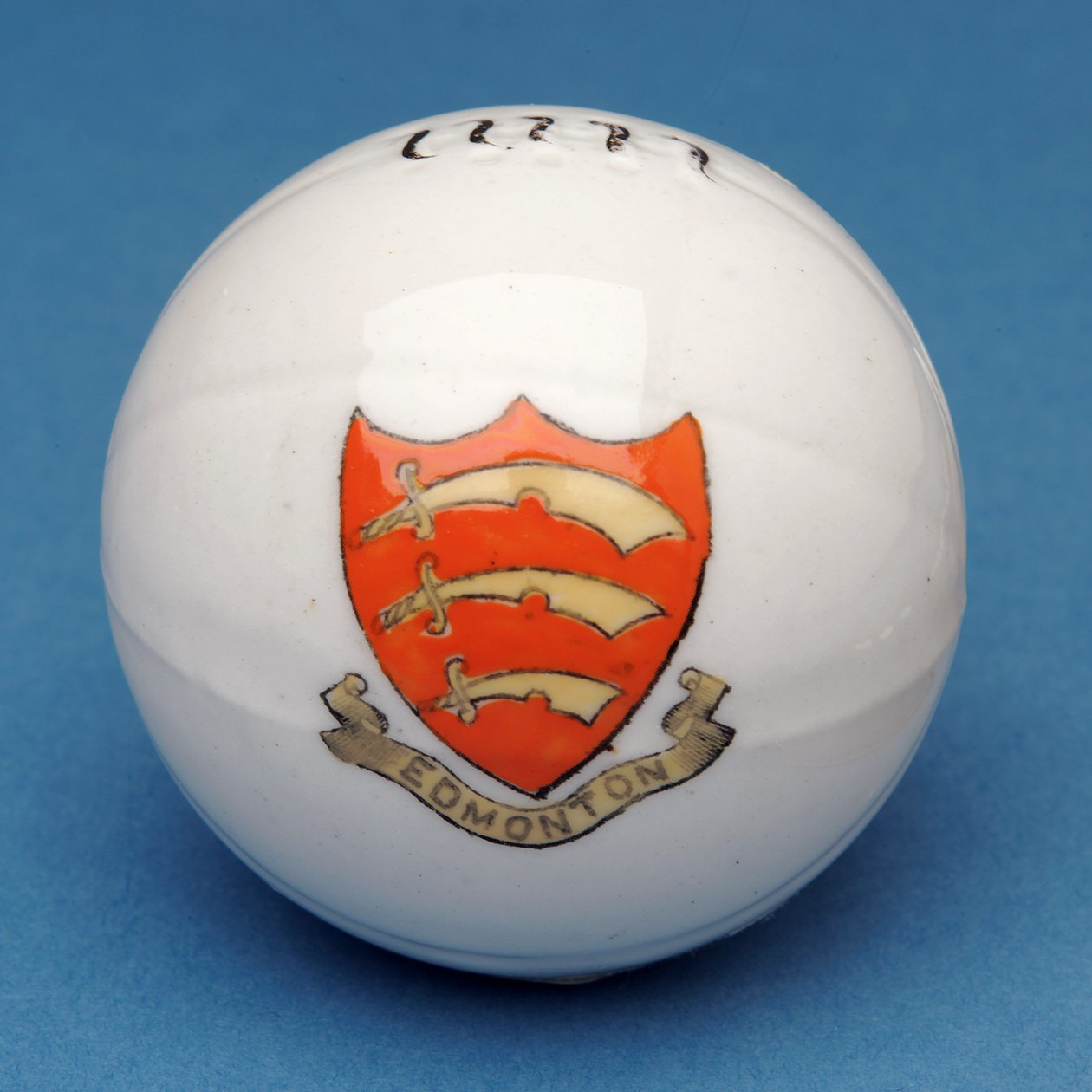 Armorial souvenir minifotboll med överföring av Edmonton vapen (keramik) av English School