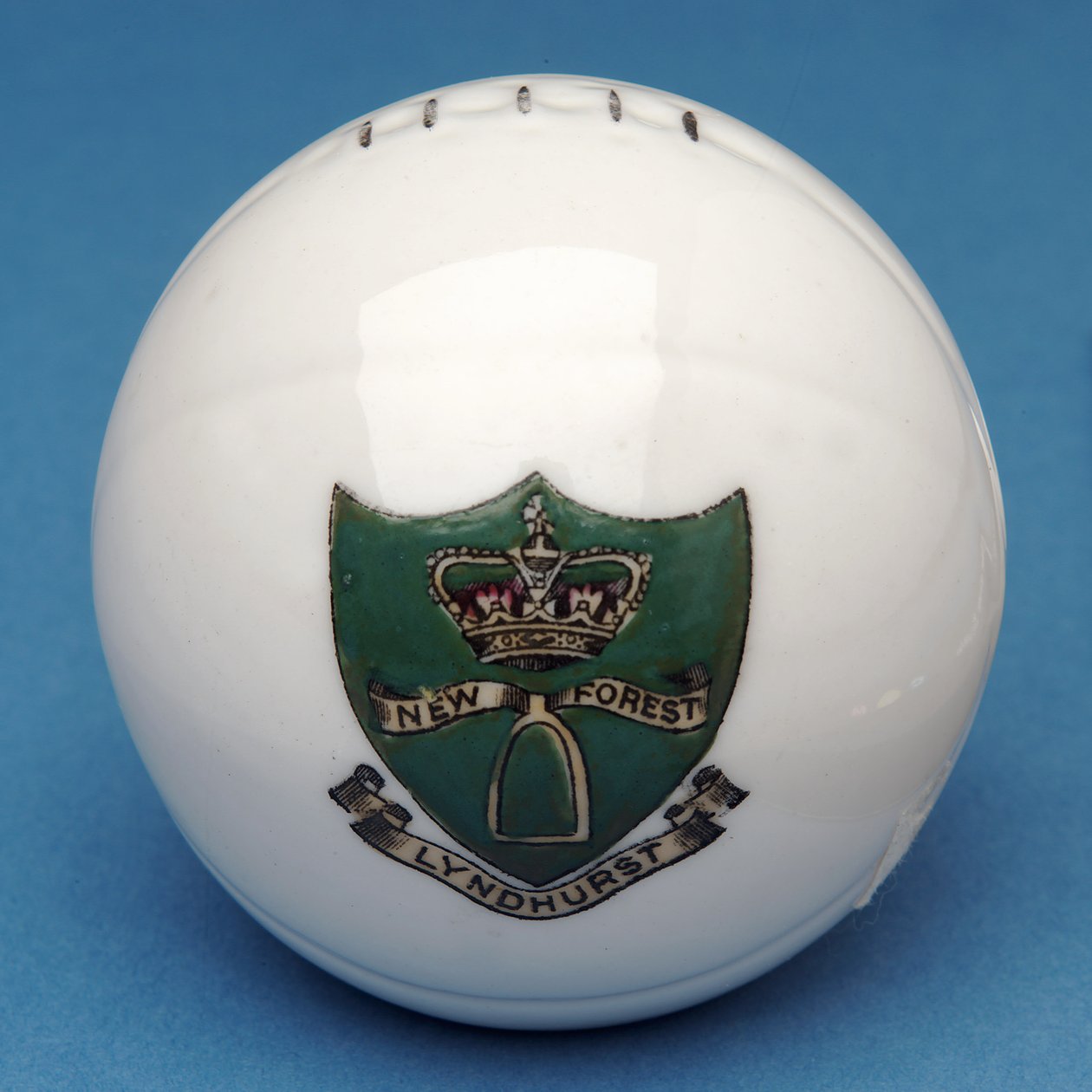 Armorial souvenir minifotboll med överföring av Lyndhurst, New Forest vapen (keramik) av English School