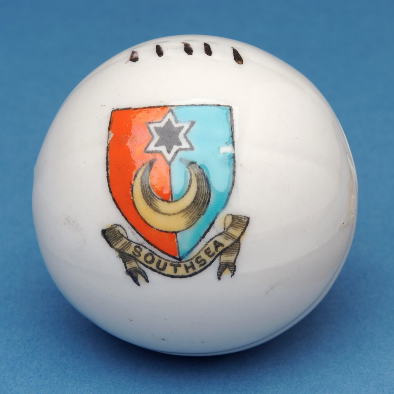Armorial souvenir minifotboll med överföring av Southsea-vapen (keramik) av English School