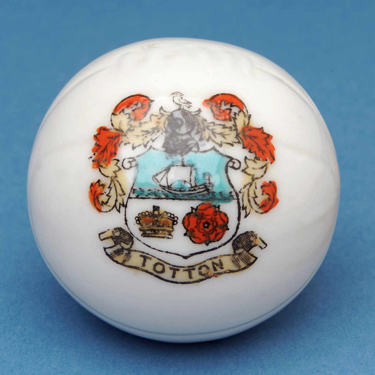 Armorial souvenir miniatyrfotboll med överföring av Totton vapen (keramik) av English School
