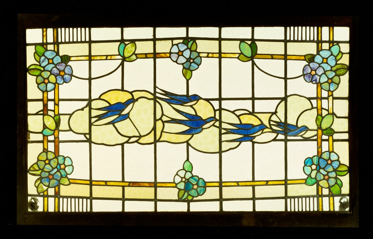 Arts and Crafts panel av en grupp svalor före moln i en kant av stiliserade blomhuvuden (blyat och målat glas) av English School
